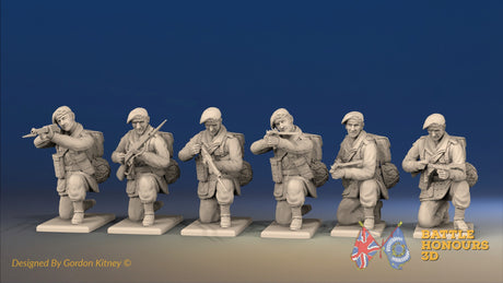 WW2 British Paratroopers Red Beret Kneeling miniature figures front view