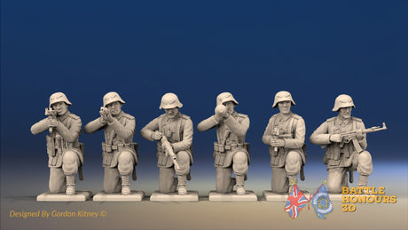 WW2 German Infantry Gaiters Helmet Kneeling miniature figures front view
